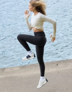 OFFLINE By Aerie The Hugger High Waisted Legging True Black